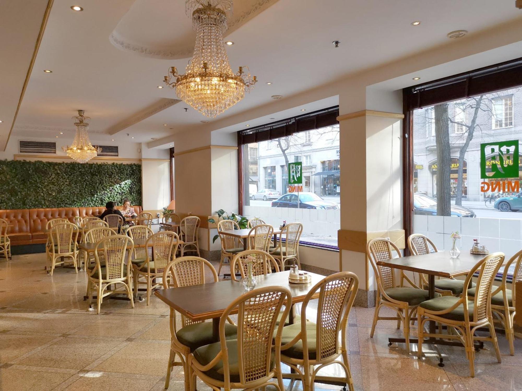 Crystal Plaza Hotel 3*