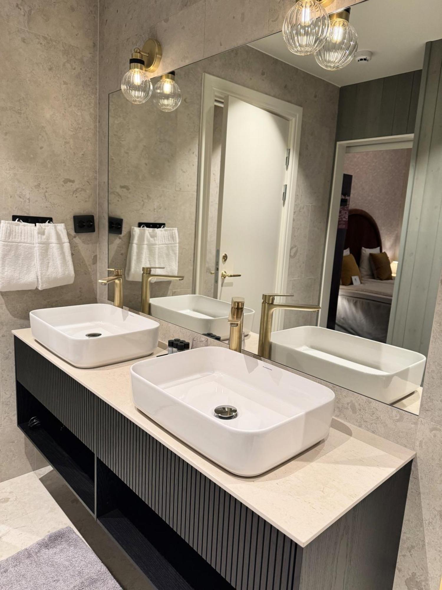 Crystal Plaza Hotel