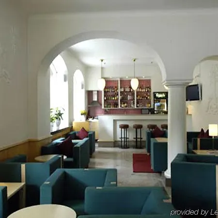 Crystal Plaza Hotel 