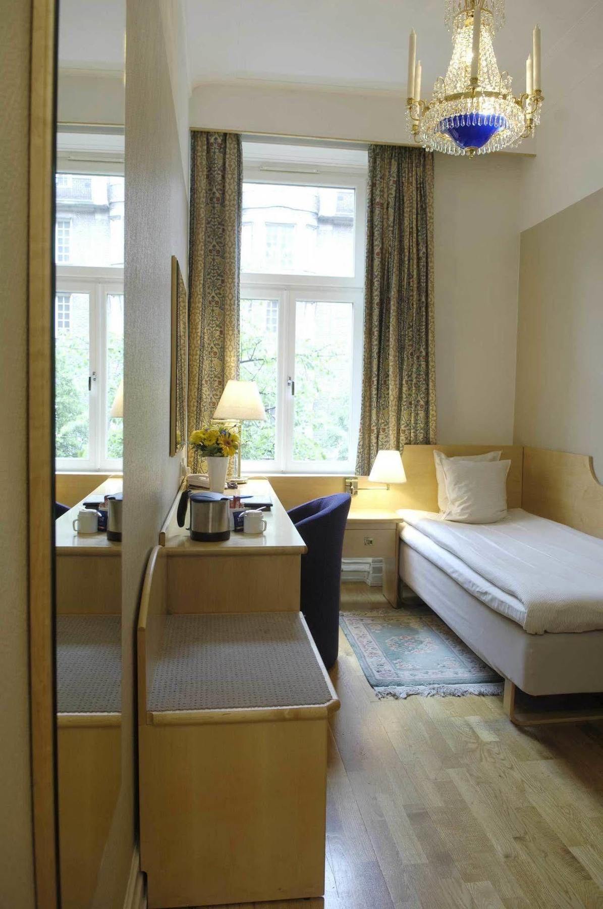 Crystal Plaza Hotel 3*