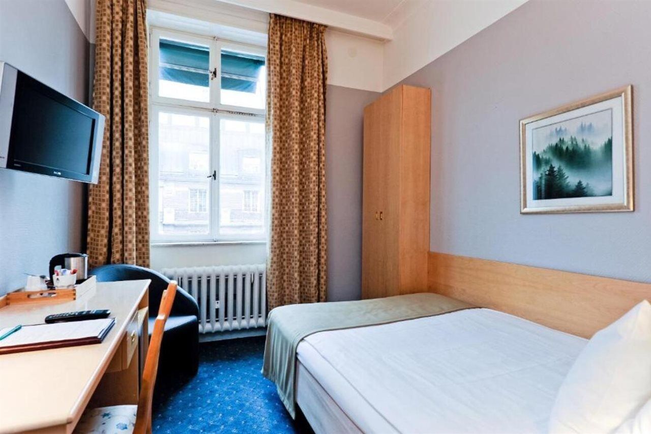 Crystal Plaza Hotel